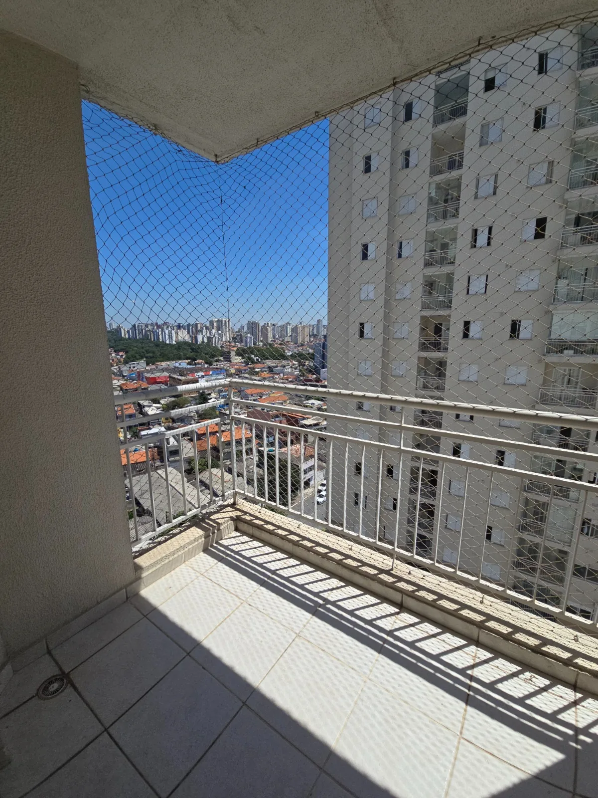 Vista da varanda do apartamento em andar alto
